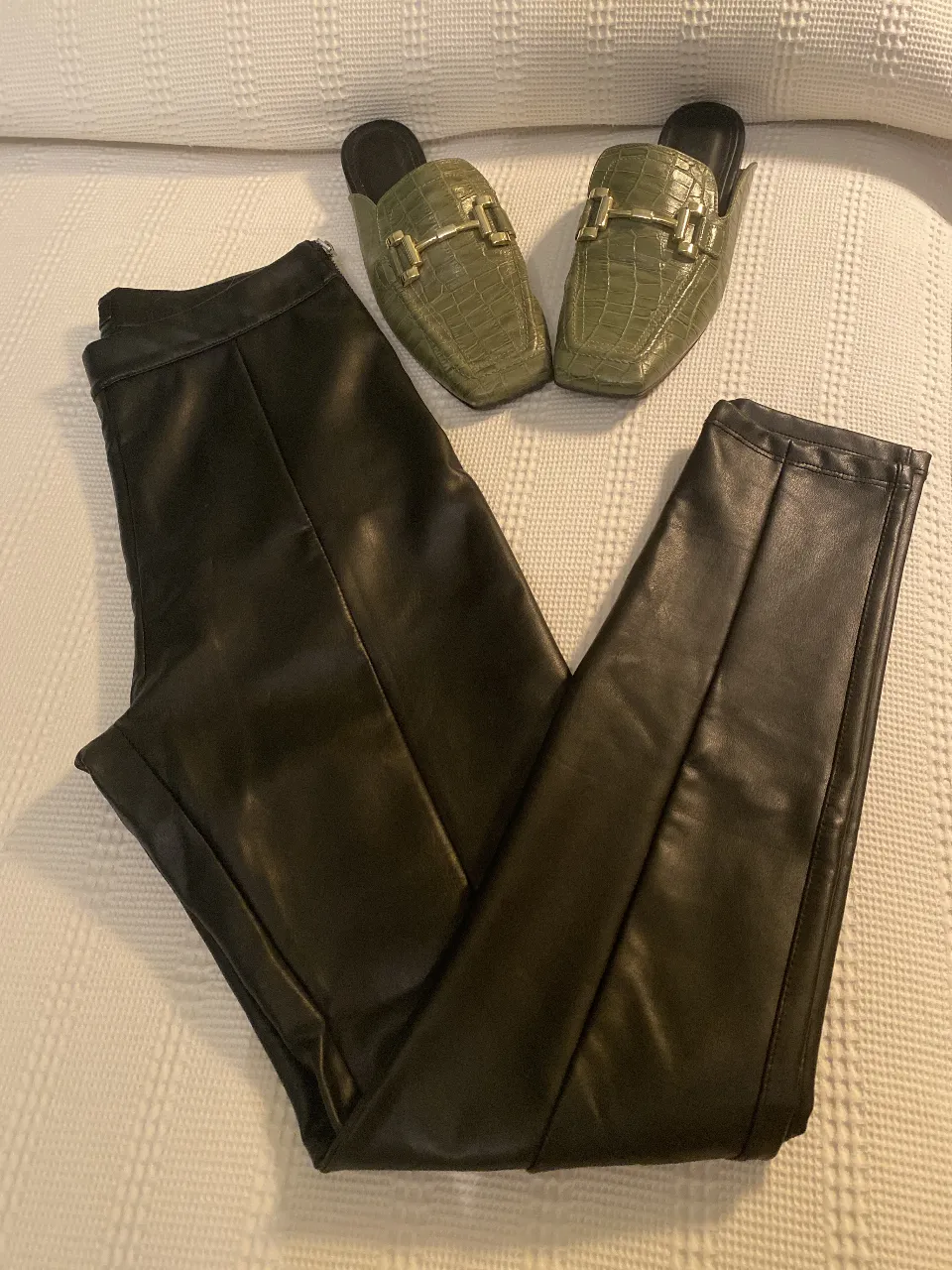 Pantalón de cuero sintético negro, talle M de Bershka. Ideal para un look elegante y moderno.