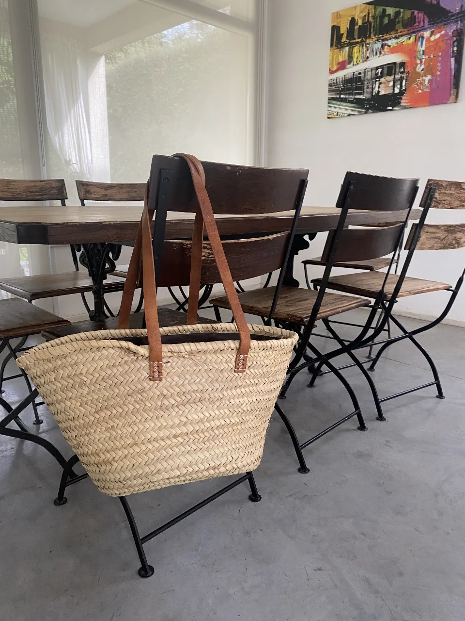 Canasta de playa artesanal, con interior de tela marrón y asas de cuero. Ideal para llevar todo lo necesario con estilo. Importada.