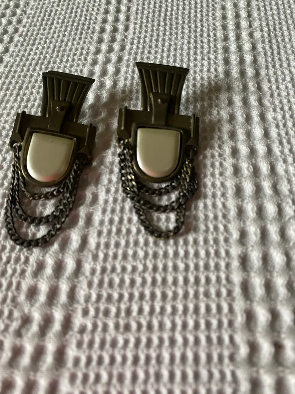 Aros colgantes con cadenas y detalles metálicos. Diseño único y llamativo, perfectos para darle un toque especial a tu look.