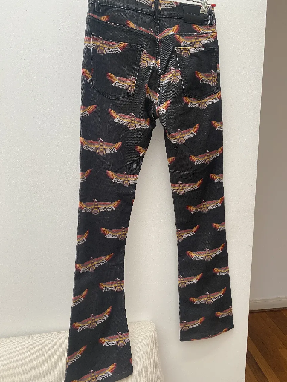 Pantalón Bimba y Lola de corderoy negro con estampado.  Corte oxford, ideal para un look moderno y con onda.