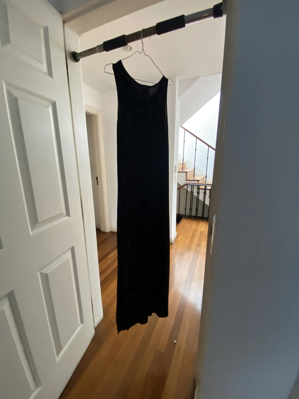 Vestido largo negro con detalles brillantes. Ideal para eventos formales o fiestas.