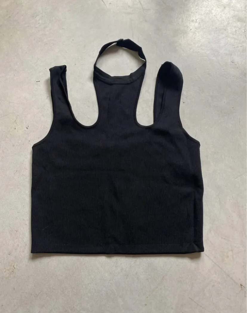 Top negro Zara con diseño halter y aberturas laterales. Ideal para combinar con shorts o faldas.