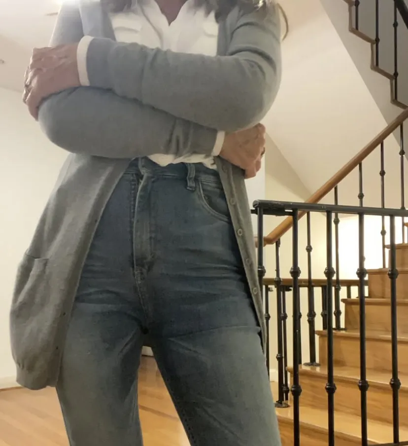 Cardigan gris de mujer, con botones y bolsillos. Combina con una camisa blanca y jeans.