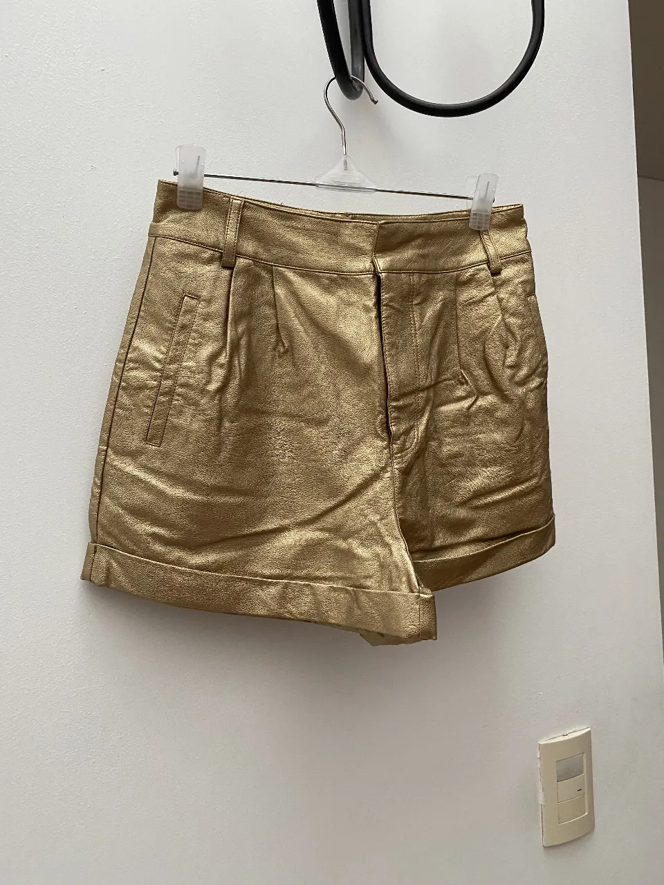 Shorts dorados de tiro alto, ideales para un look de fiesta o salida. Confeccionados en un material simil cuero y con detalles de diseño.