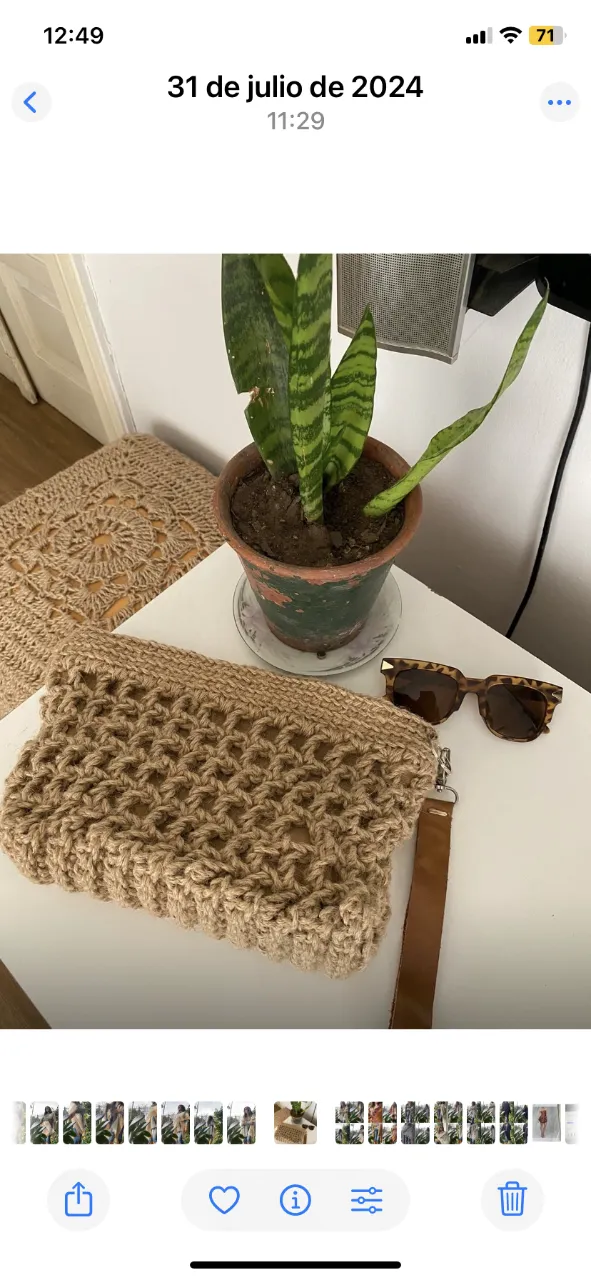 Cartera tipo sobre de tejido rústico, ideal para complementar looks de verqno, playa o coctel. Su diseño calado le da un toque bohemio y artesanal. Perfecta para llevar tus esenciales con estilo.