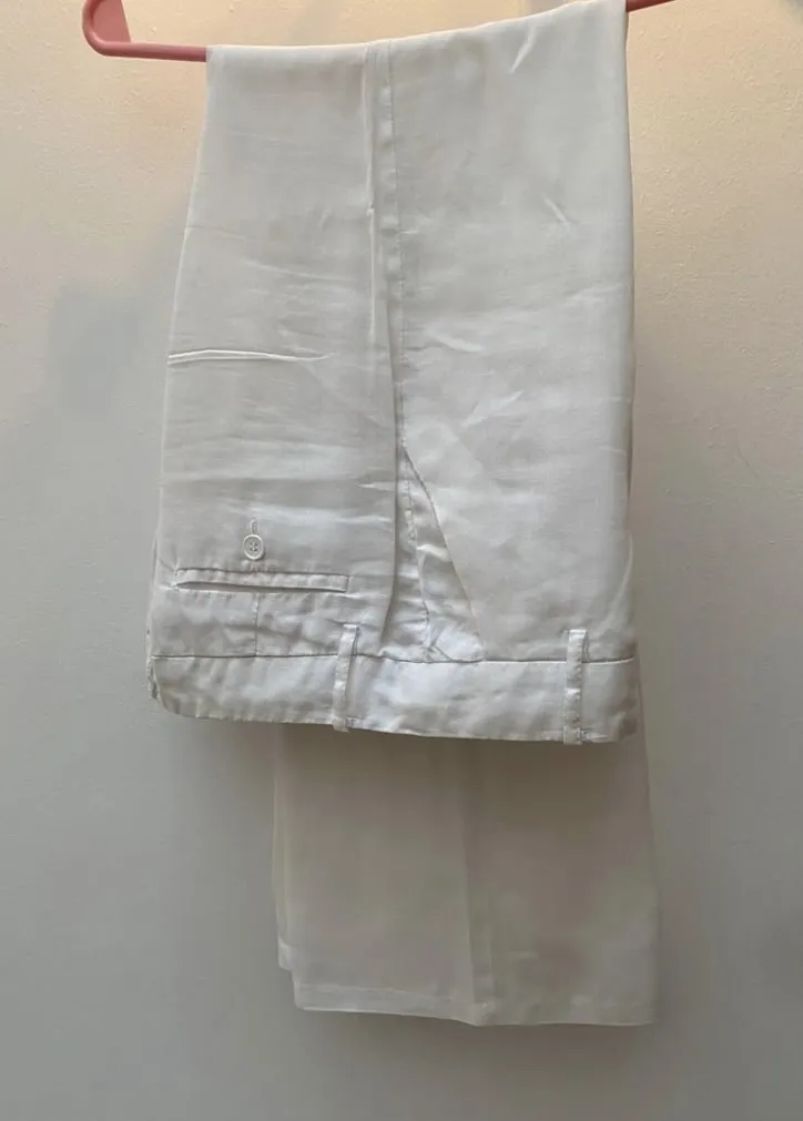 Pantalón Zara, sastrero blanco, ideal para un look elegante y fresco. Confeccionado en lino. Corte clásico y atemporal.