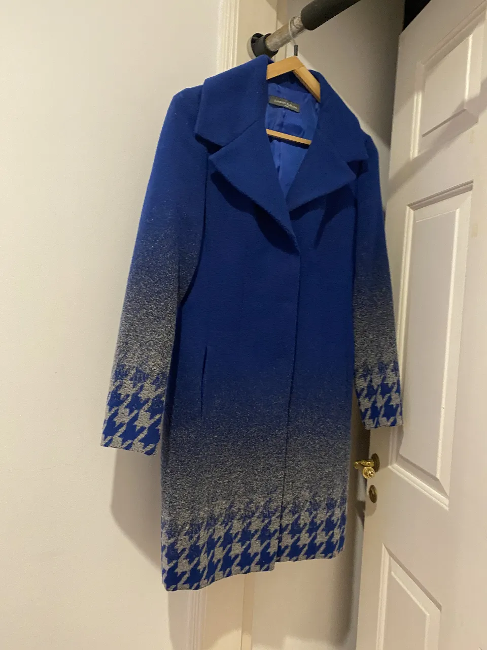 Tapado italiano de mujer en color azul con degradado a gris en mangas y detalles de diseño de pata de gallo en los puños y borde inferior. Ideal para el invierno.