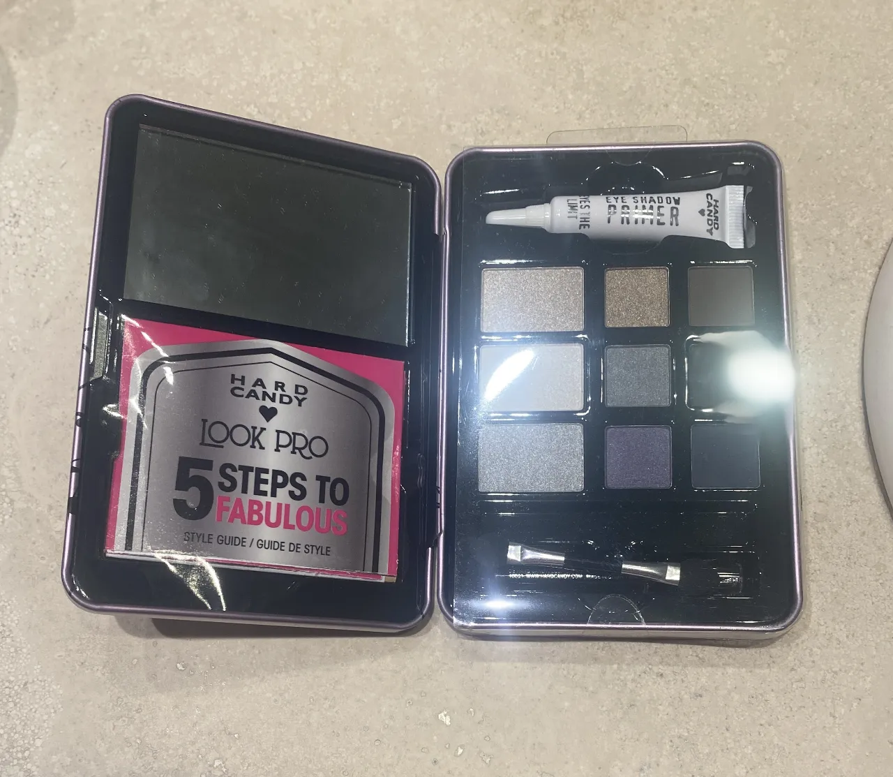 Paleta de sombras de ojos Hard Candy Look Pro Smoky Eyes. Incluye 9 tonos de sombras, un primer y un aplicador doble. Ideal para crear looks ahumados. Estuche metalico. Producto importado.