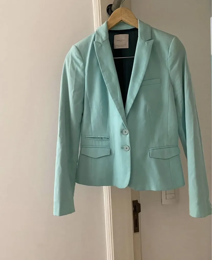 Blazer Zara de mujer color celeste aqcua, con dos botones y bolsillos delanteros. Ideal para un look elegante y moderno.