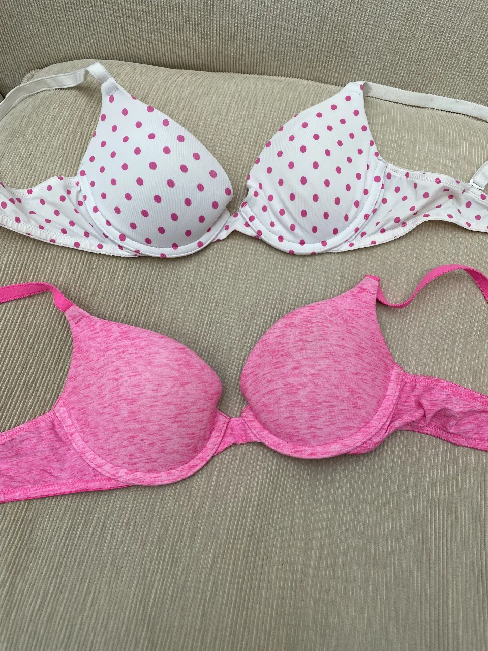 Conjunto de dos corpiños, uno blanco con lunares rosas y otro rosa liso. Ideal para uso diario. Talle 32b de USA