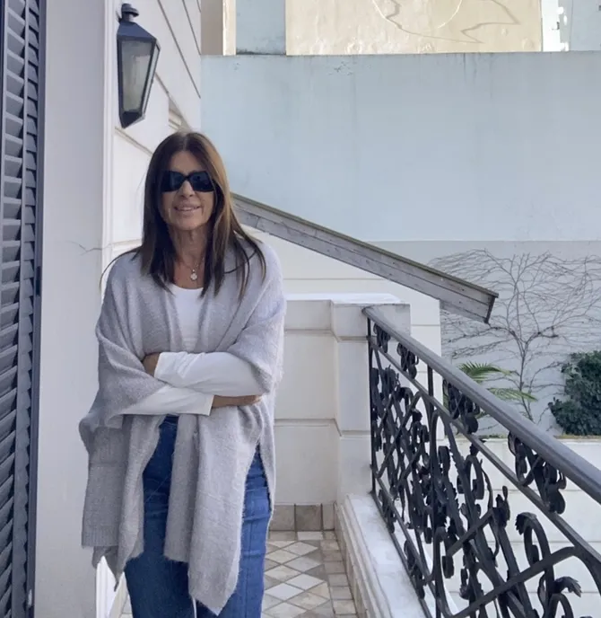 Cardigan de mujer en color gris claro. Abrigado, tipo cashmere, ideal para usar sobre otras prendas. Perfecto para un look casual y cómodo. Importado.