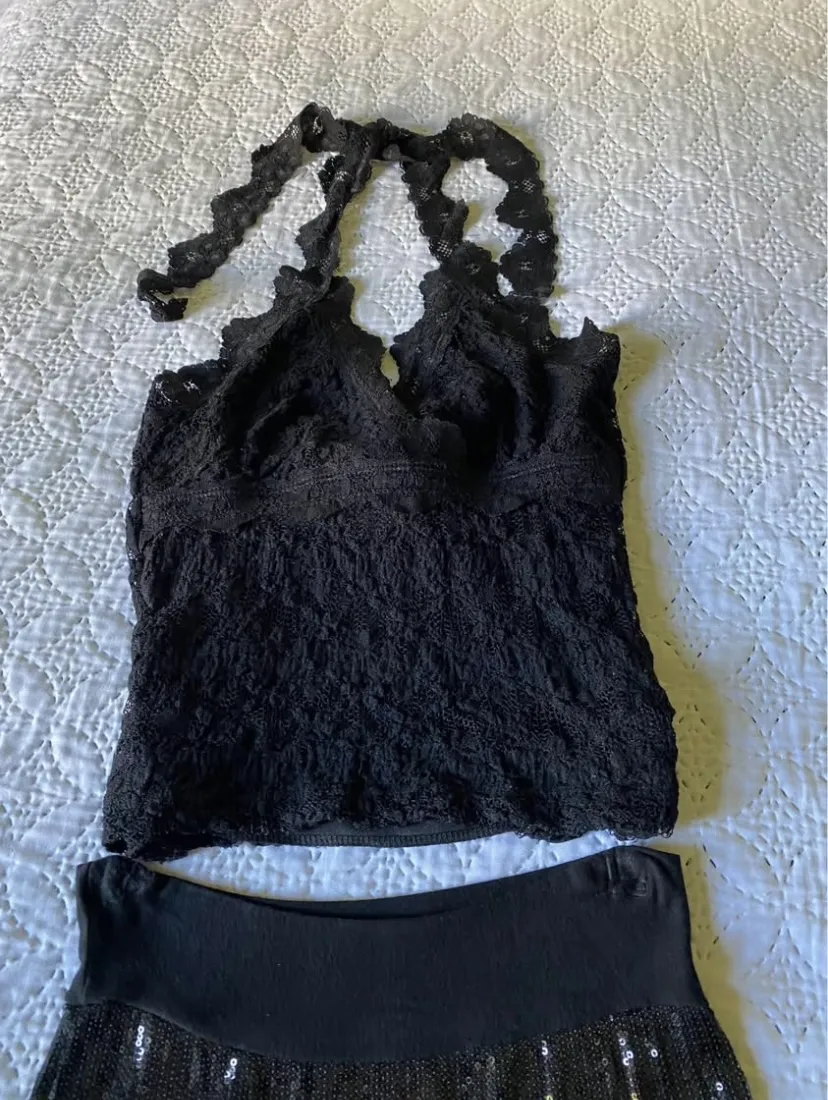 Top cuello halter de encaje negro. Ideal para una fiesta o salida nocturna.