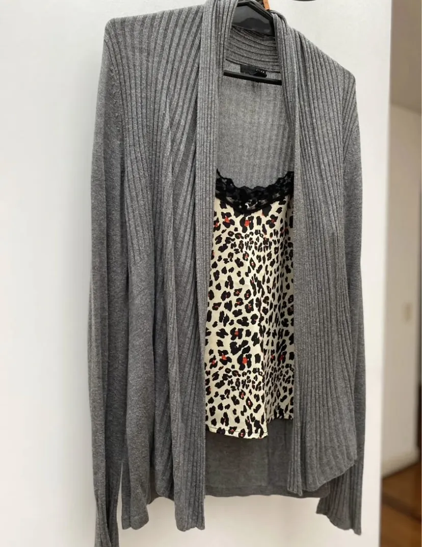 Cardigan gris de tejido de punto con diseño acanalado. Ideal para combinar con diferentes outfits. talle XS (sirve para Small)