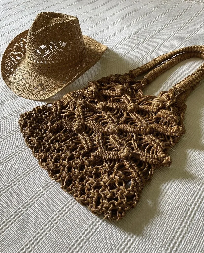 Bolso de playa tejido a mano, estilo boho, ideal para llevar todo lo necesario con un toque artesanal y único. Perfecto para un look relajado y con estilo.