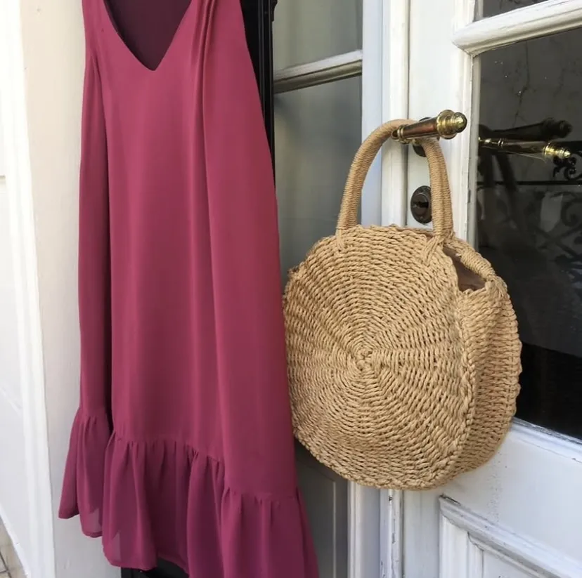 Vestido de Farm Brasil, de tela gasa color morado, forrado, escote en V y volado en el ruedo. Ideal para un look fresco y femenino.