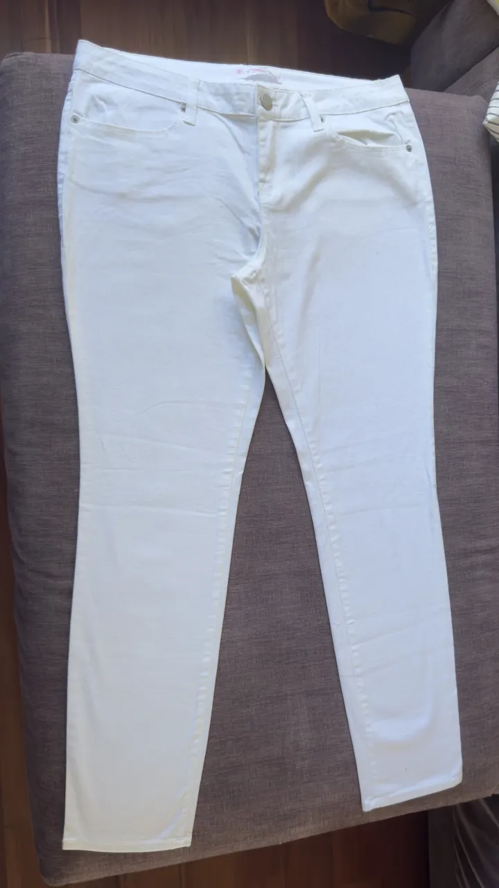 Pantalón blanco de jean, con bolsillos delanteros y traseros.
importado, talle 15 que sería un 44