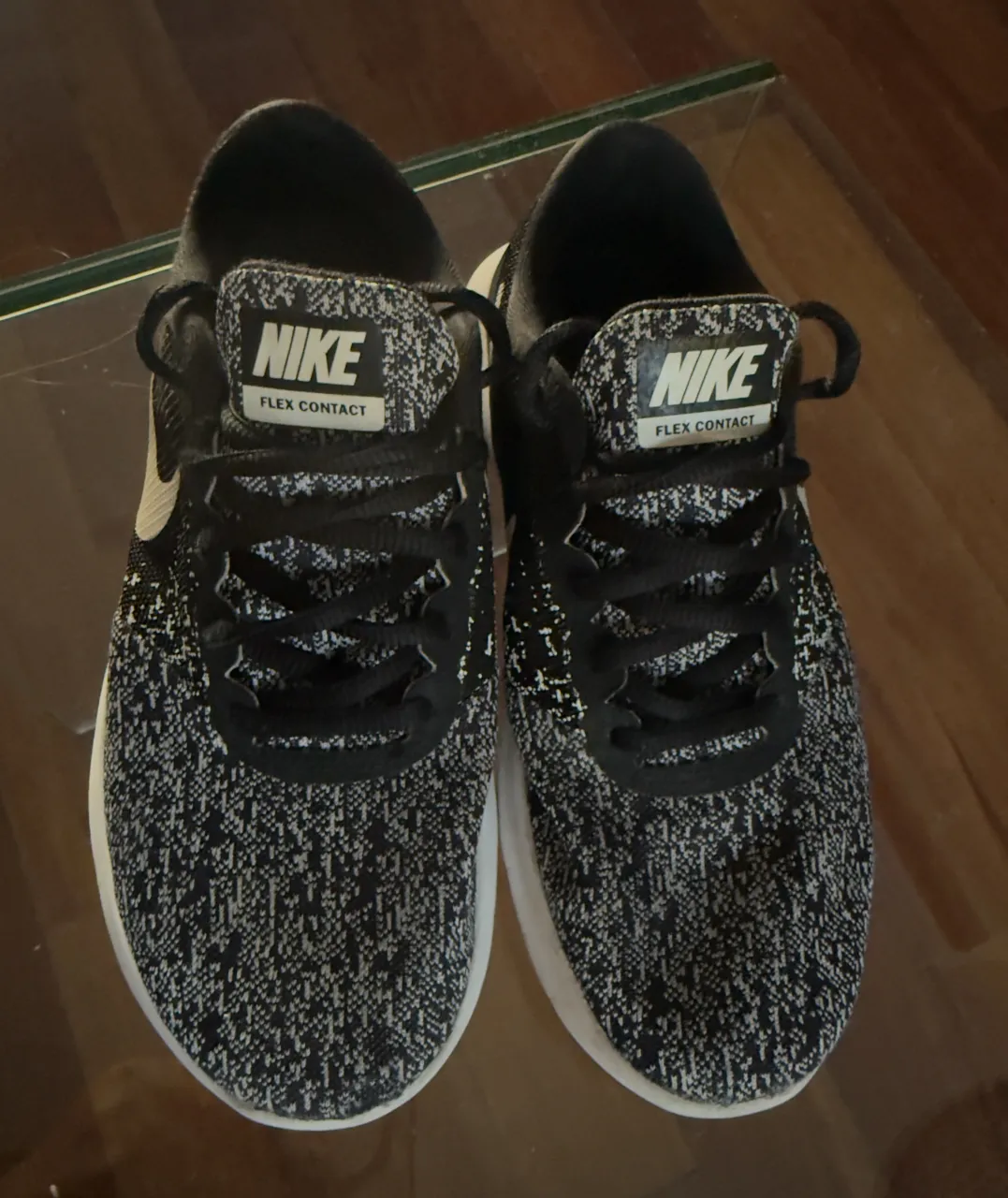 Zapatillas deportivas Nike Flex Contact, ideales para running o entrenamiento. Diseño moderno en blanco y negro, con detalles que las hacen únicas. Perfectas para un look casual o deportivo.