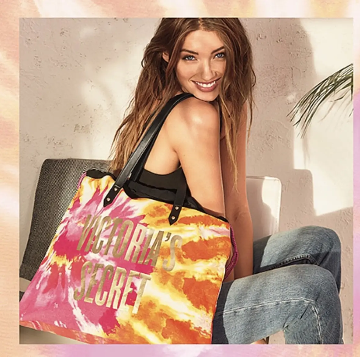 Bolso tote de Victoria's Secret con estampado tie-dye en tonos rosa y amarillo. Ideal para llevar tus esenciales con estilo y un toque de color.