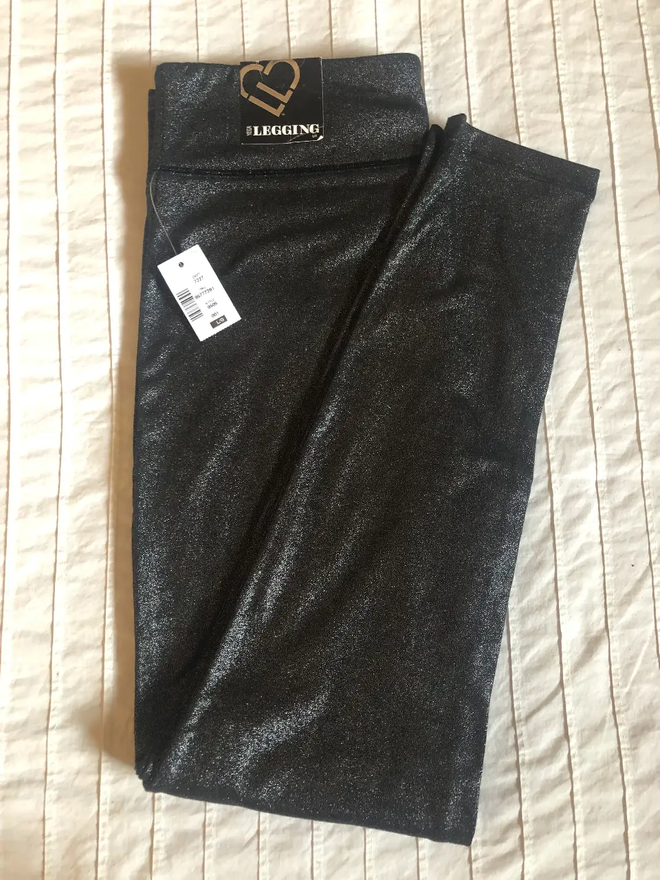 Calzas de mujer, color negro con brillo, ideal para un look moderno y sofisticado. Perfectas para combinar con diferentes outfits.
