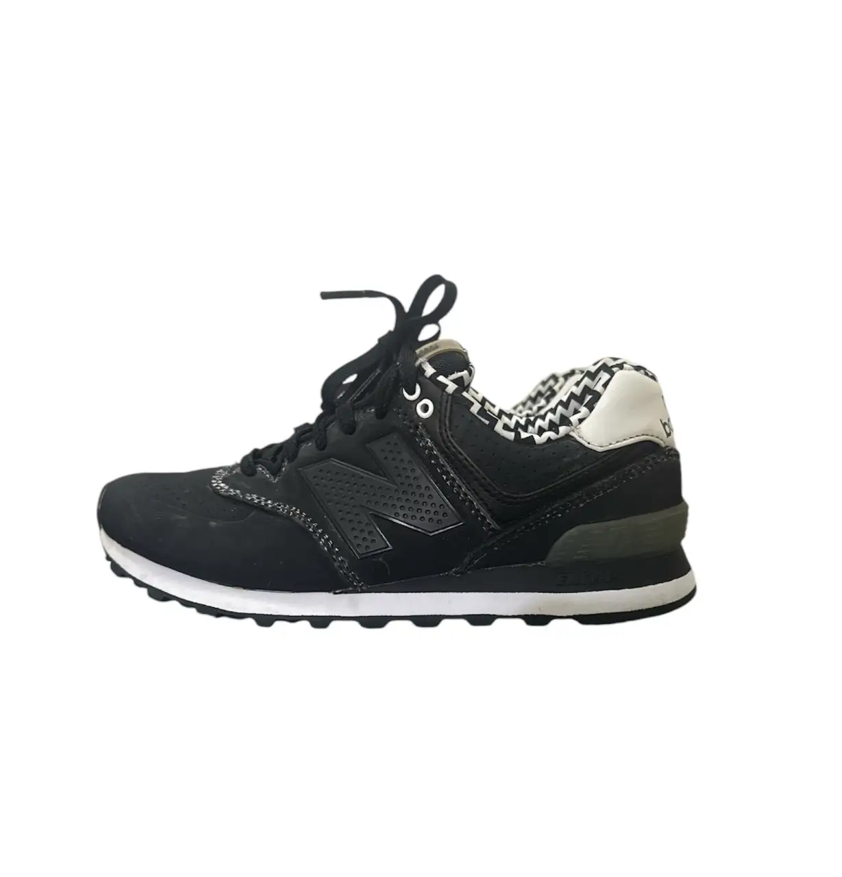 Zapatillas New Balance 574 negras con detalles en blanco y estampado en el talón. Ideales para un look casual y cómodo. 5 posturas, como nuevas. 