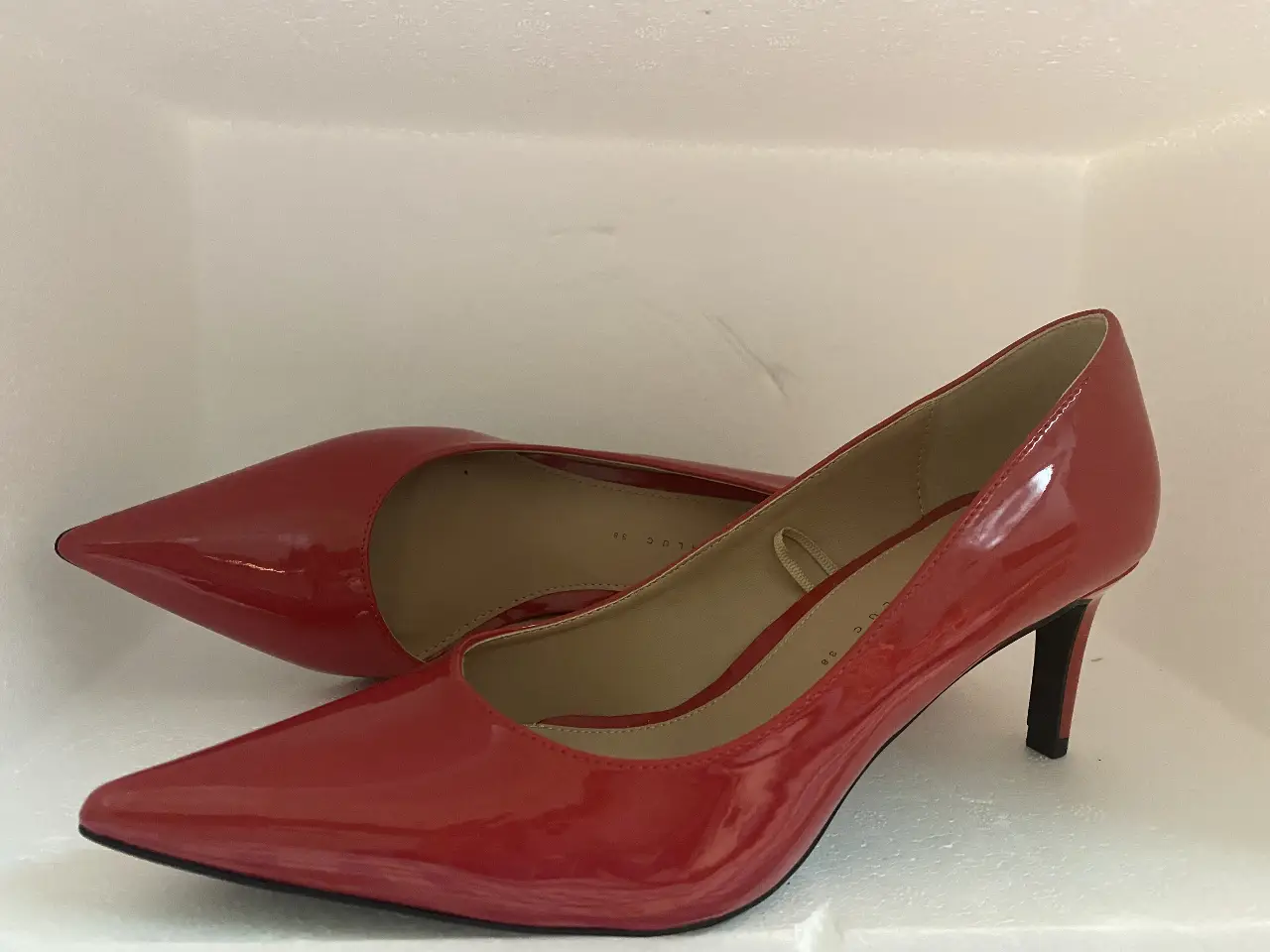Zapatos de taco alto rojos de charol ZARA España con punta fina y taco fino. Marca Zara Trafaluc, talle 38 España serían un 37 Argentina 
