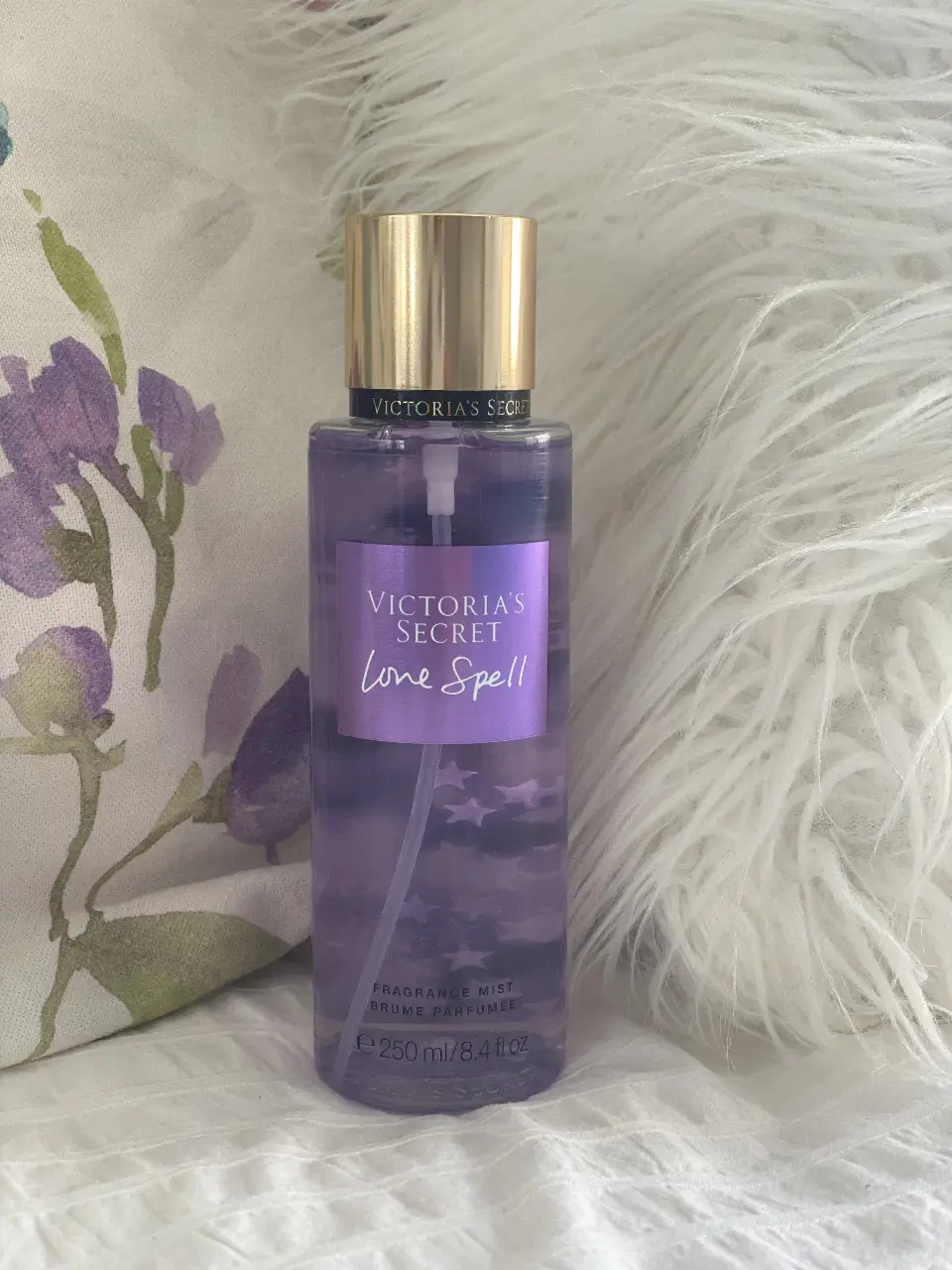 Fragancia Love Spell de Victoria's Secret, un body mist con aroma floral y frutal. Ideal para usar después de la ducha o en cualquier momento del día para refrescar y perfumar la piel. Presentación de 250 ml.