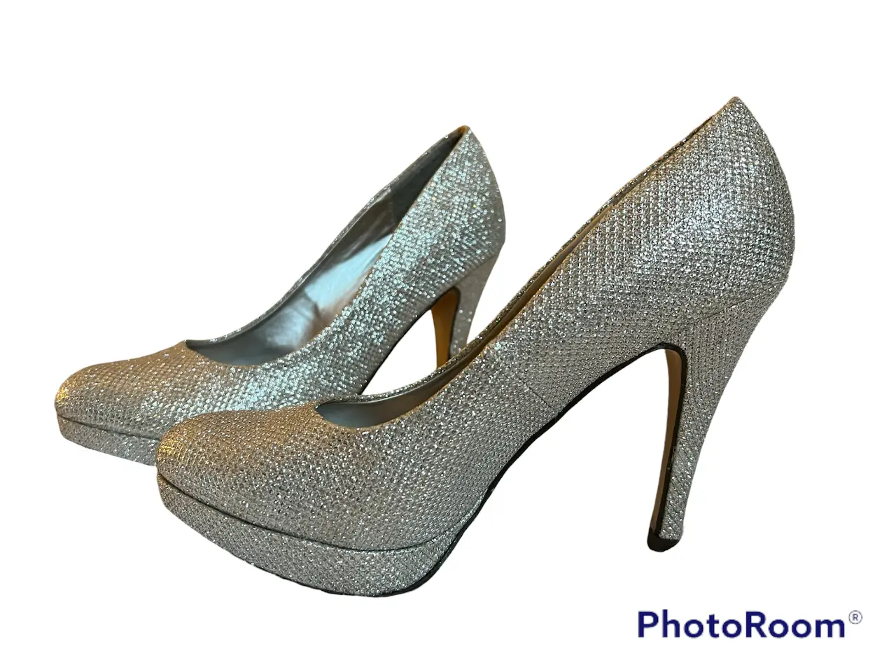 Elegantes zapatos de tacón alto plateados con brillo, ideales para fiestas y eventos especiales. Diseño sofisticado y moderno.