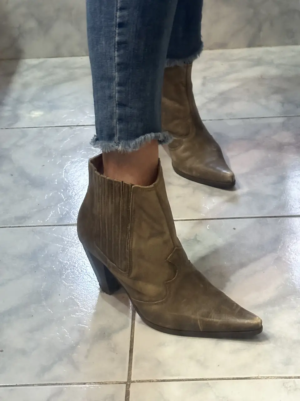 Botines de cuero marrón con taco alto y punta fina. Estilo cowboy, ideales para un look casual o para darle un toque canchero a cualquier outfit.