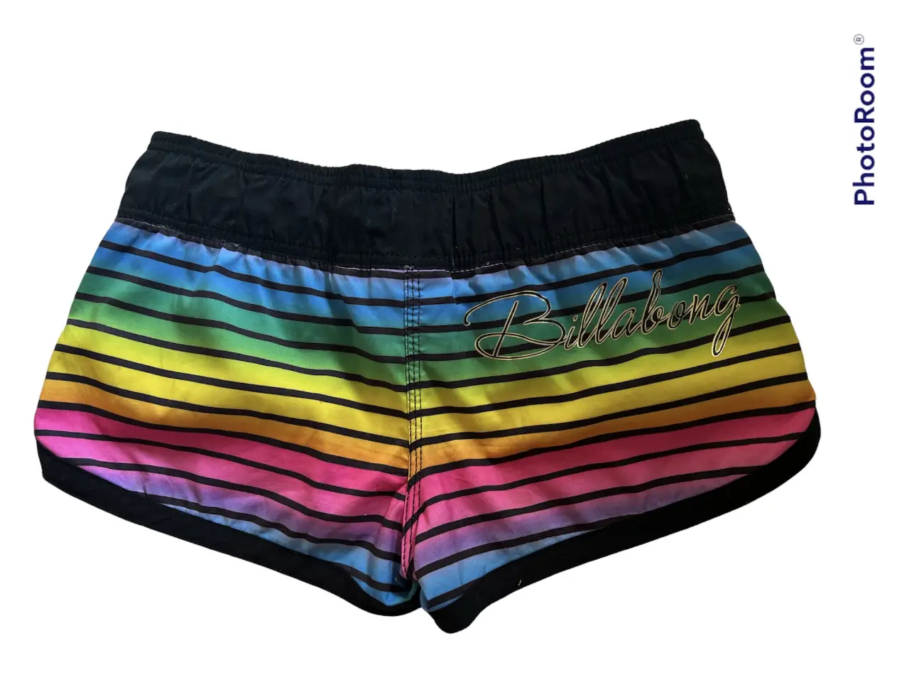 Short de baño Billabong para mujer, con diseño a rayas en tonos arcoíris y cintura negra. Ideal para la playa o pileta.