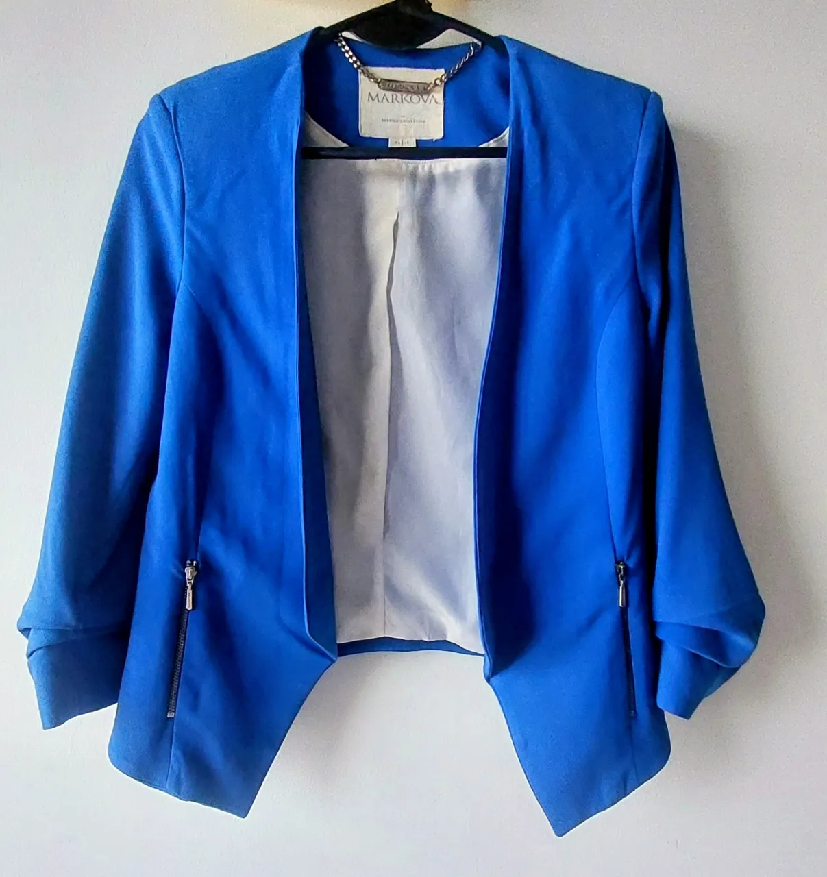 Blazer azul eléctrico con mangas 3/4 arruchadas y detalles de cierres en los bolsillos. Ideal para un look elegante y moderno.
En el interior tiene algunas manchas por el uso, que se van con tintorería.