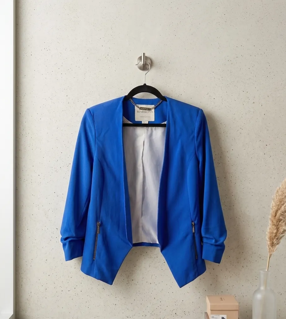 Blazer azul eléctrico con mangas 3/4 arruchadas y detalles de cierres en los bolsillos. Ideal para un look elegante y moderno.
En el interior tiene algunas manchas por el uso, que se van con tintorería.
