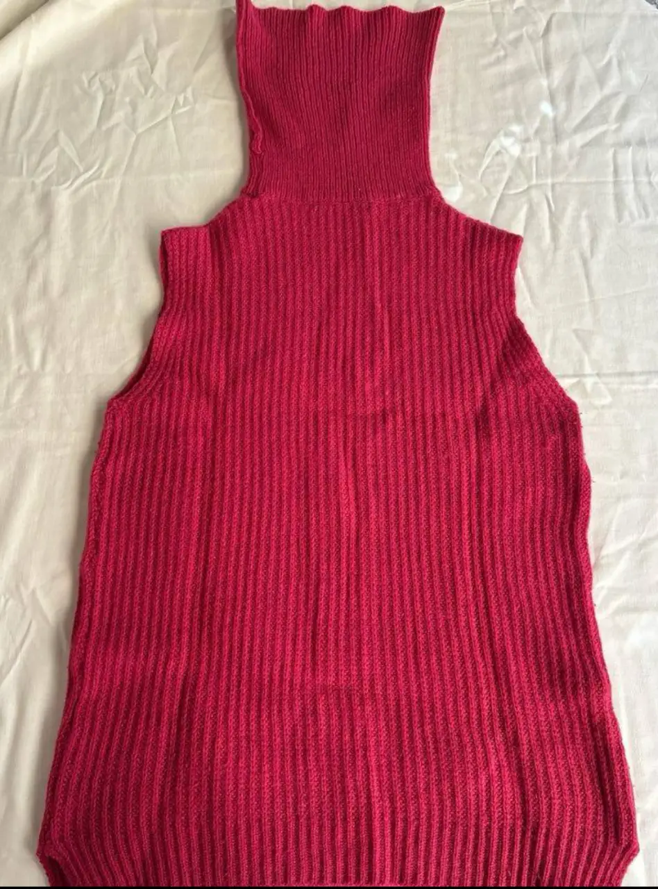 Chaleco de punto con cuello alto en color rojo. Ideal para un look casual y abrigado.