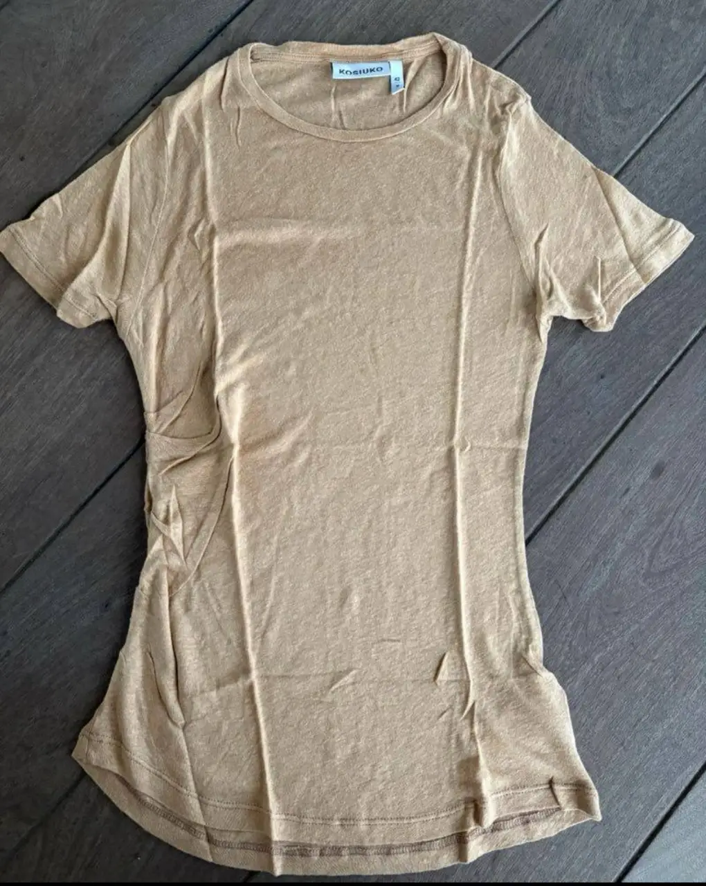Remera de manga corta color khaki, de la marca Kosiuko. Ideal para un look casual y cómodo. 40% lino. Con frunce a un costado