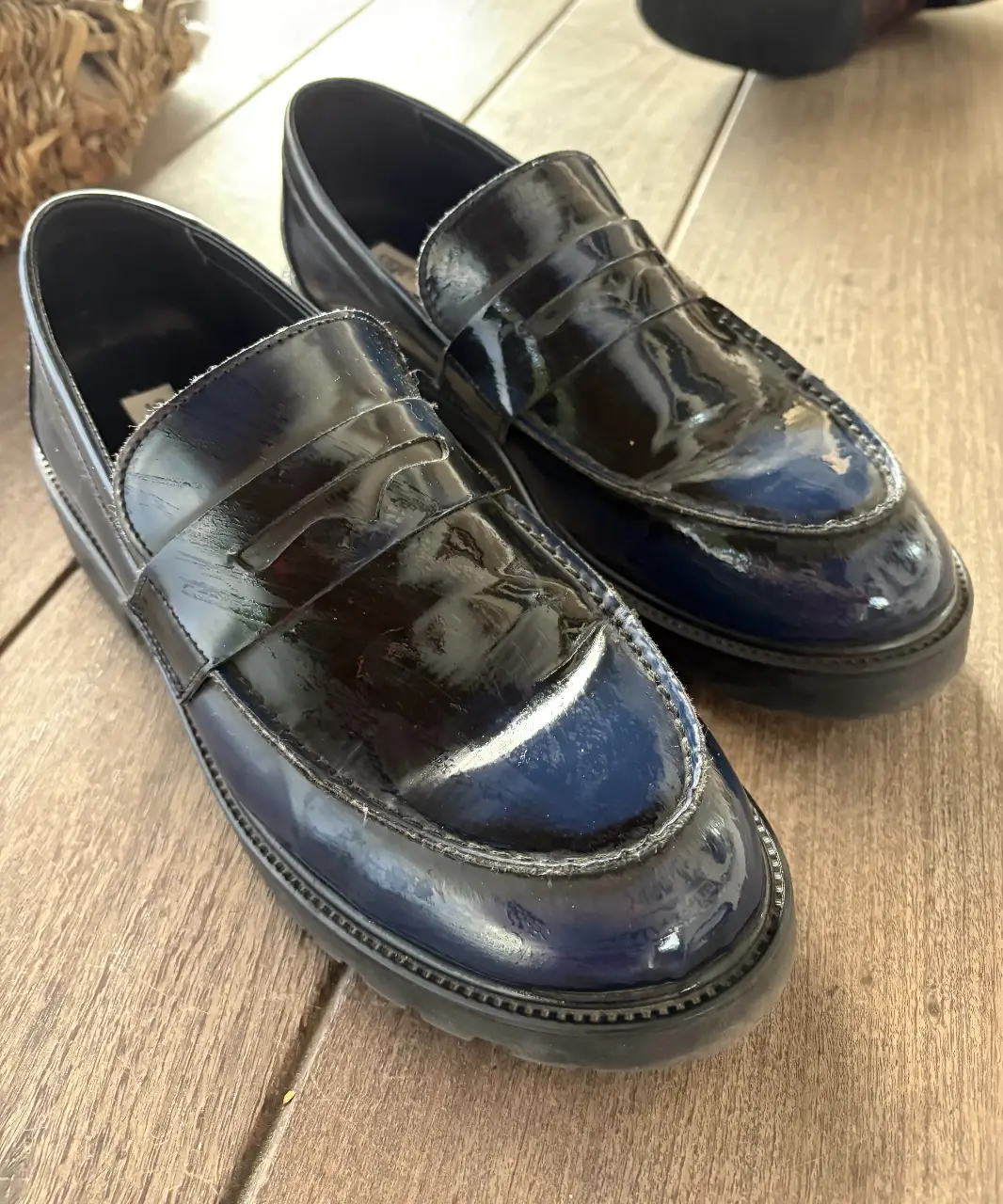 Mocasines de charol negro y azul marino de la marca Steve Madden, con suela gruesa y diseño clásico. Ideales para un look elegante y moderno.