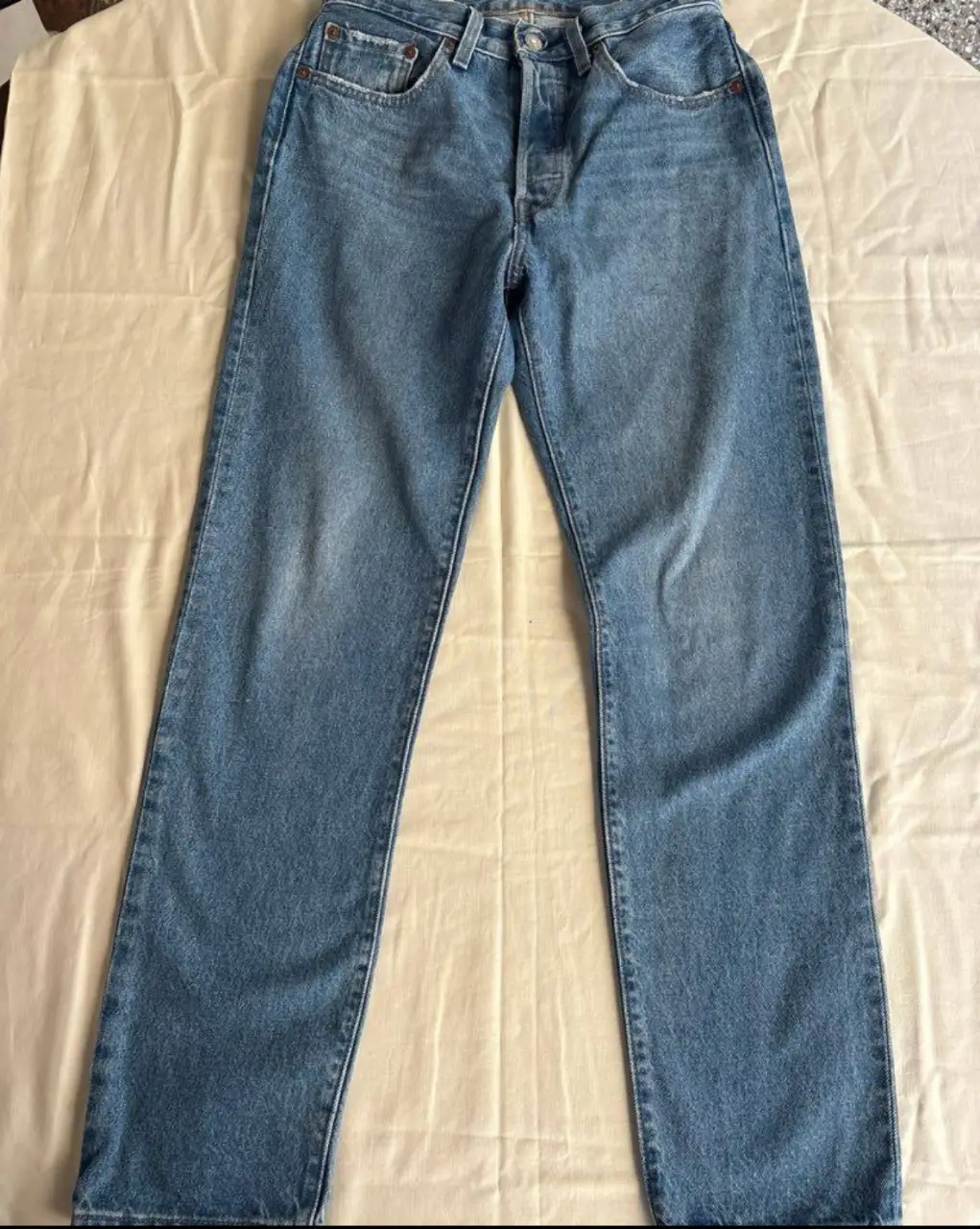 Jeans Levis 501 original, W 26 L 30, tiro medio, corte recto, color azul. Clásico de la marca, ideal para un look casual y versátil.