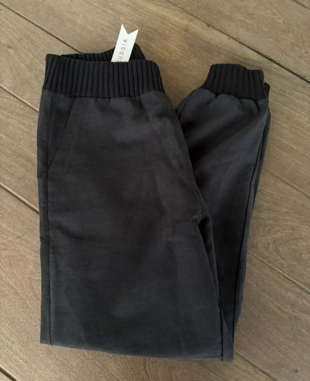 Pantalón de hombre, negro, con puños en los tobillos y cintura elastizada. de microfibra plana gamuzada. Ideal para un look casual y cómodo. talle S