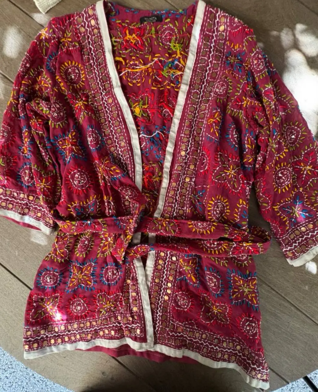 Kimono artesanal de tela bordada con detalles en colored y con lentejuelas. Estilo boho, ideal para un look casual y con onda. De la marca Española Nunita Barcelona 