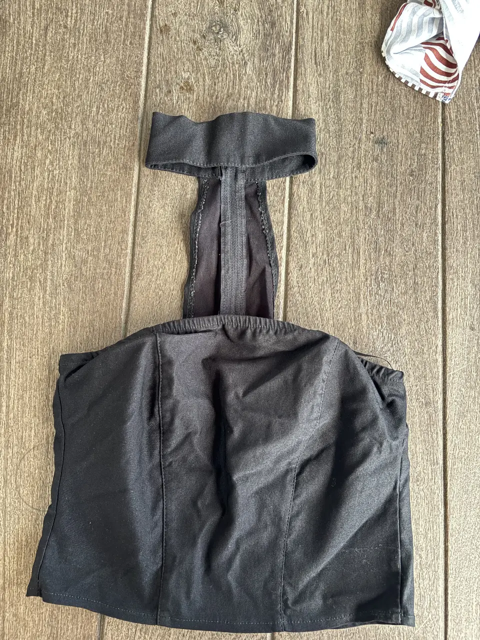 Top negro con cuello halter y cierre en la espalda. Ideal para looks modernos y audaces.