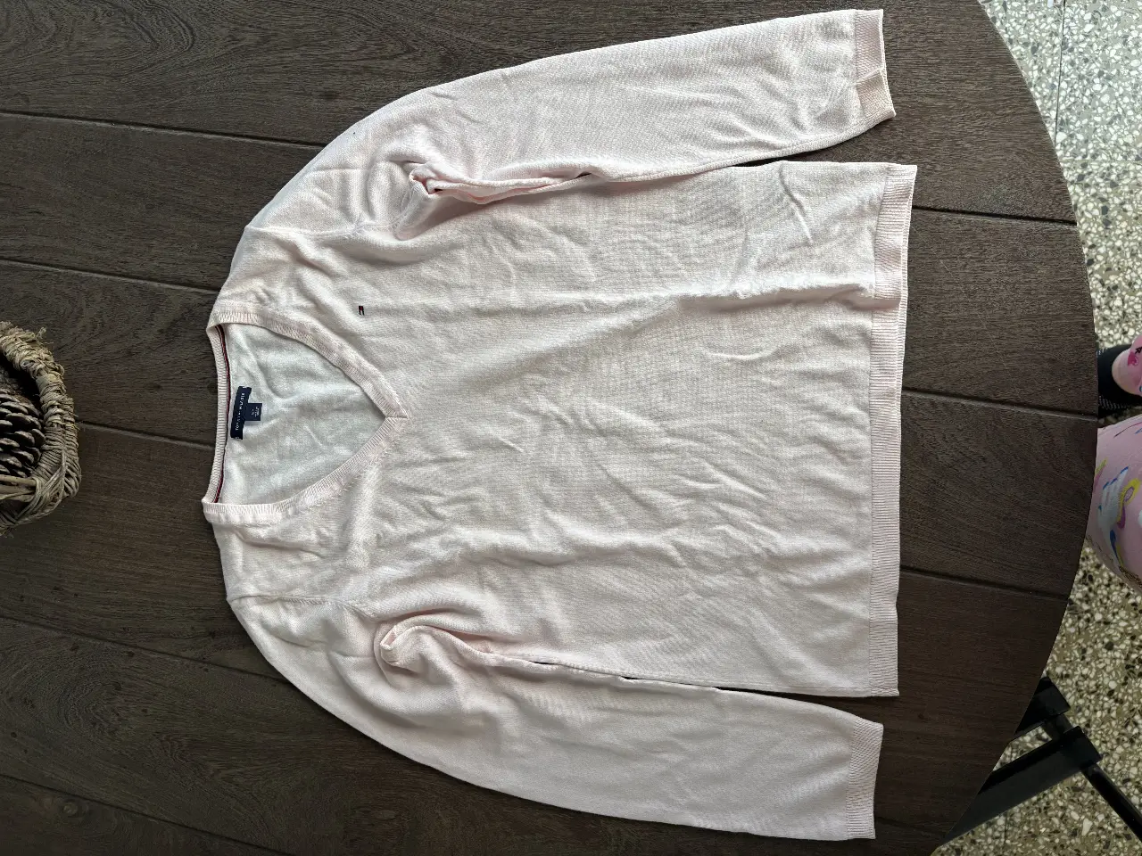 Sweater de mujer color rosa claro, con cuello en V y manga larga. Ideal para un look casual y cómodo. Perfecto para combinar con jeans o pantalones de vestir.
