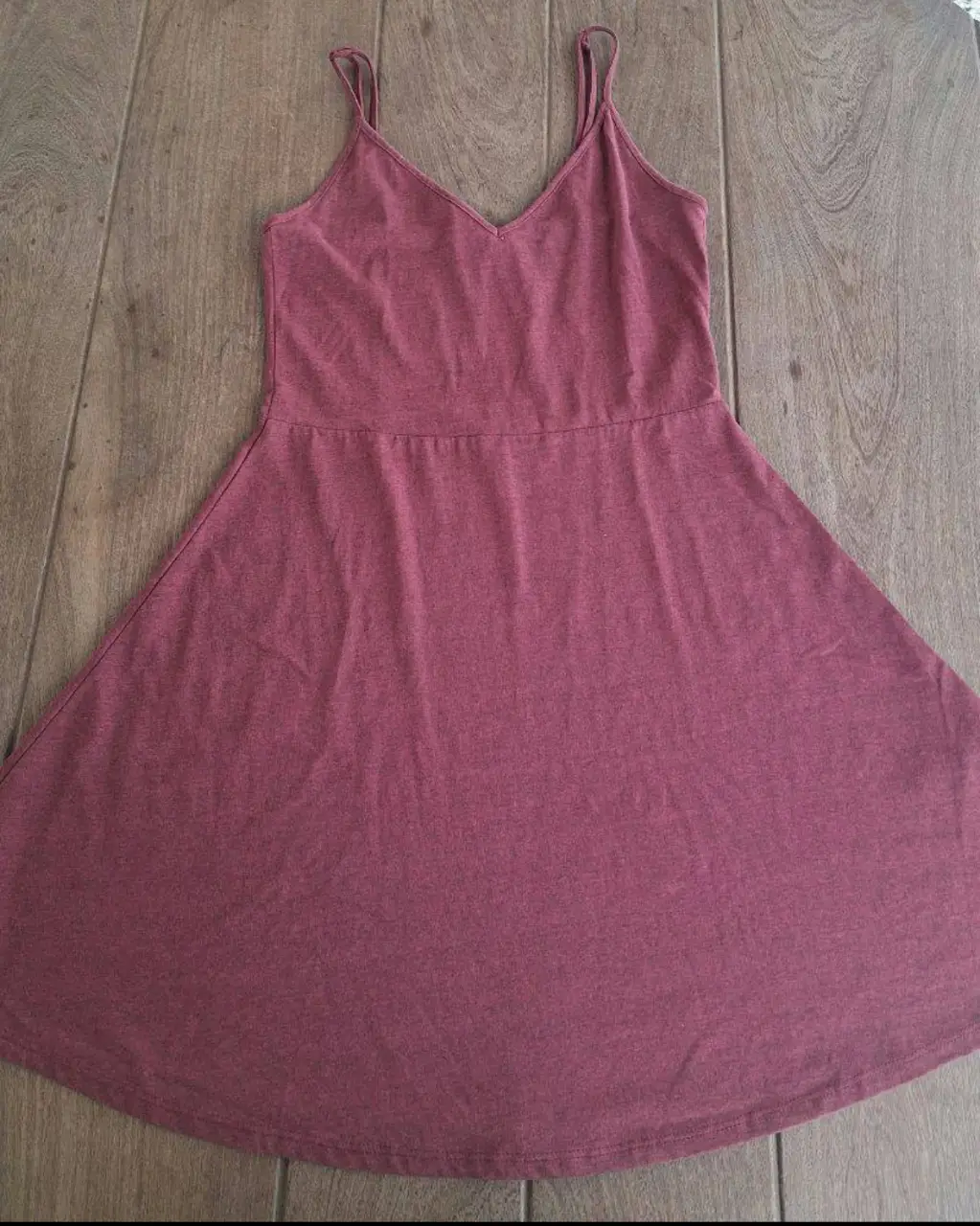 Vestido midi de tirantes finos y ajustables en color borgoña, ideal para el verano. Diseño simple y versátil, perfecto para un look casual y fresco. 