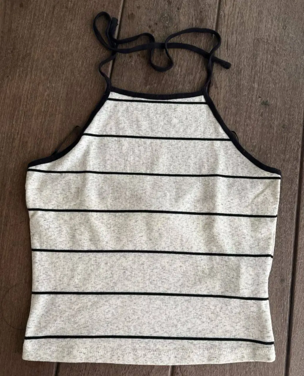 Top halter a rayas horizontales en blanco y negro. Ideal para un look casual y fresco.