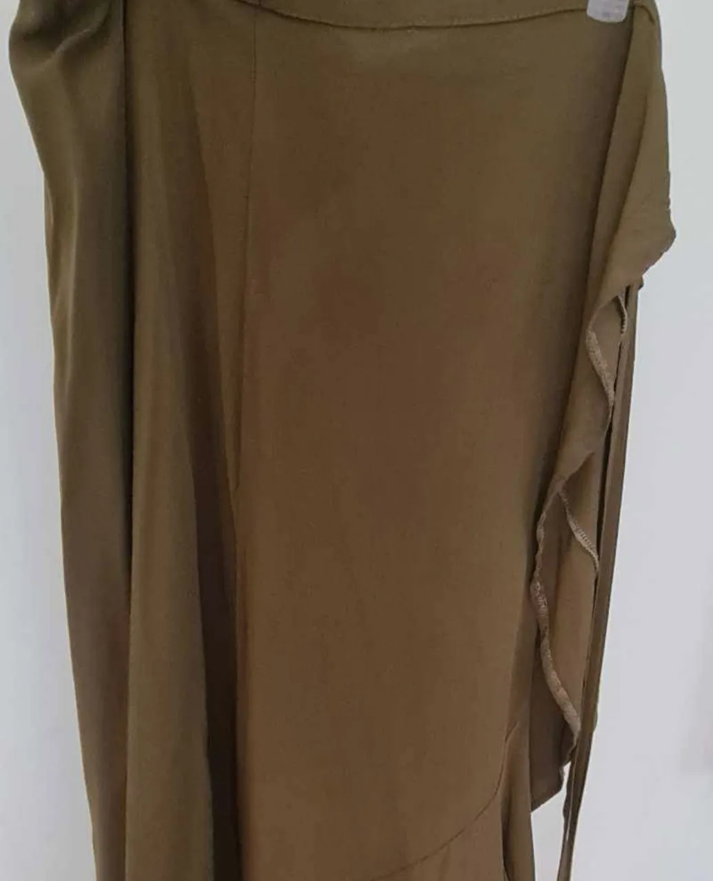 Pollera larga color verde militar, con detalle de volados y lazo para atar. Ideal para un look casual y canchero.