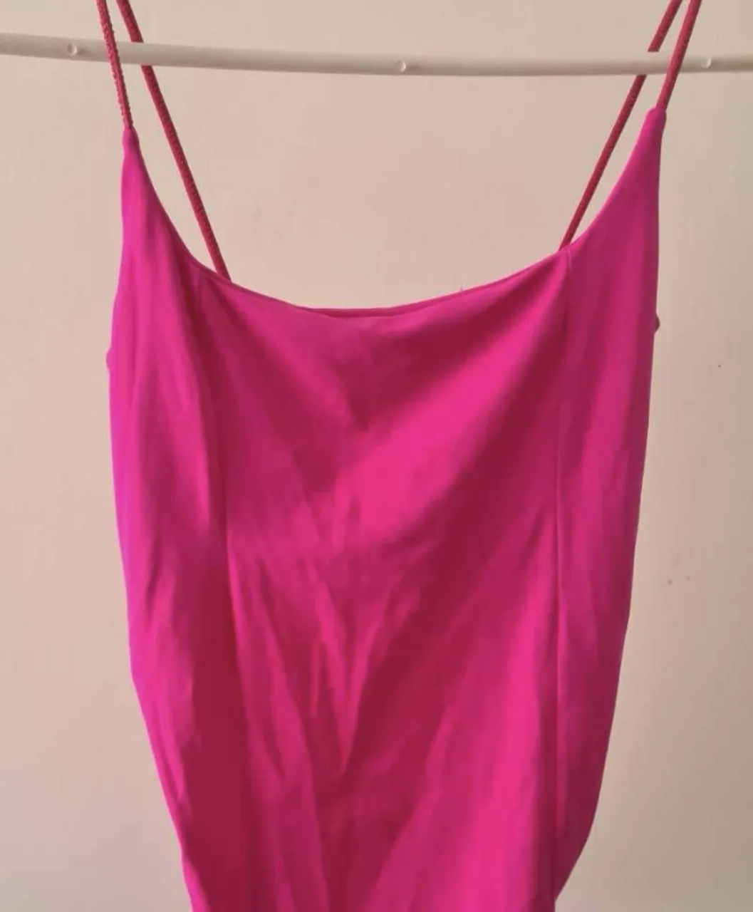 Top rosa vibrante, ideal para el verano o para un look casual y canchero. Su diseño delicado con tiras finas lo hace perfecto para combinar con shorts, faldas o jeans.