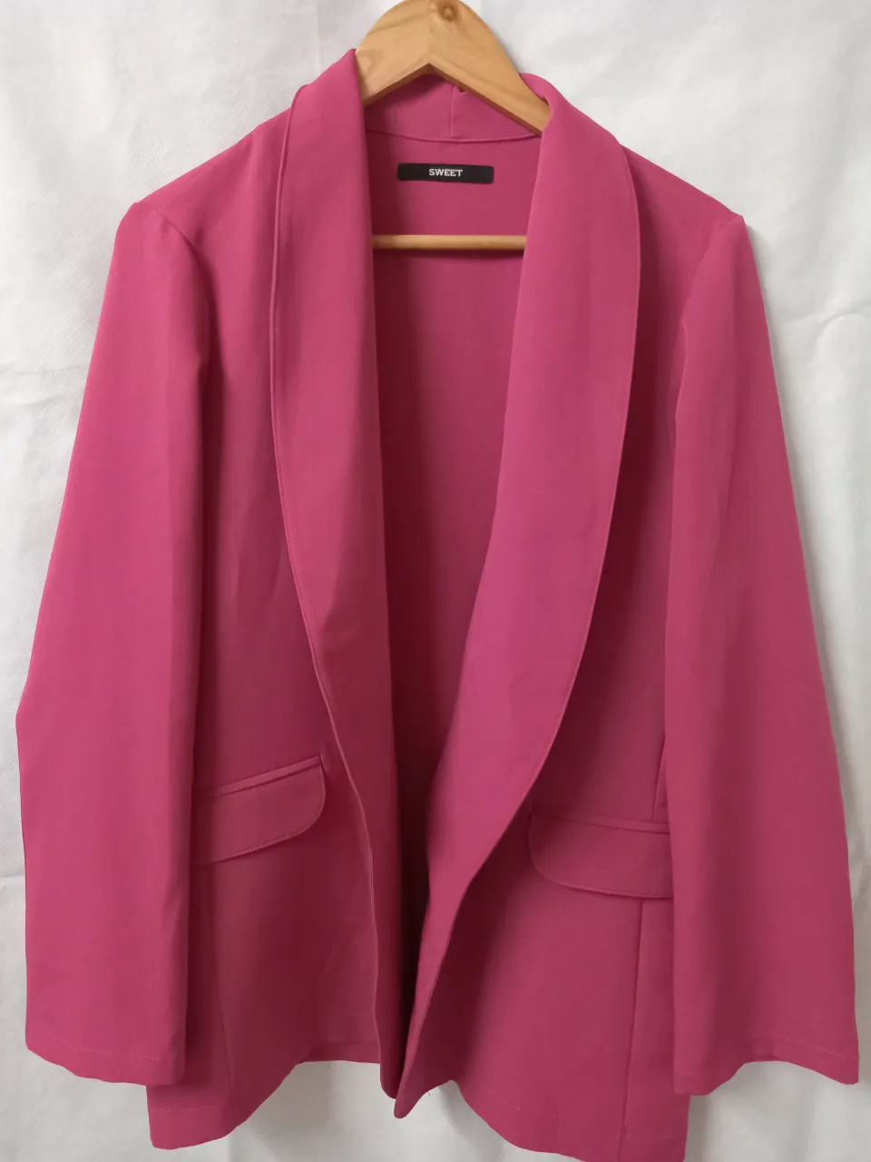 Blazer rosa fucsia, ideal para un look elegante y moderno. Perfecto para eventos o para elevar tu outfit de trabajo.