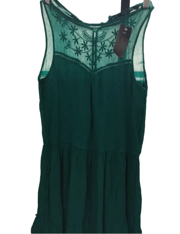 Vestido verde esmeralda con bordados florales en el escote y detalles de costura. Diseño sin mangas y con botones en la parte delantera. Ideal para un look fresco y femenino.