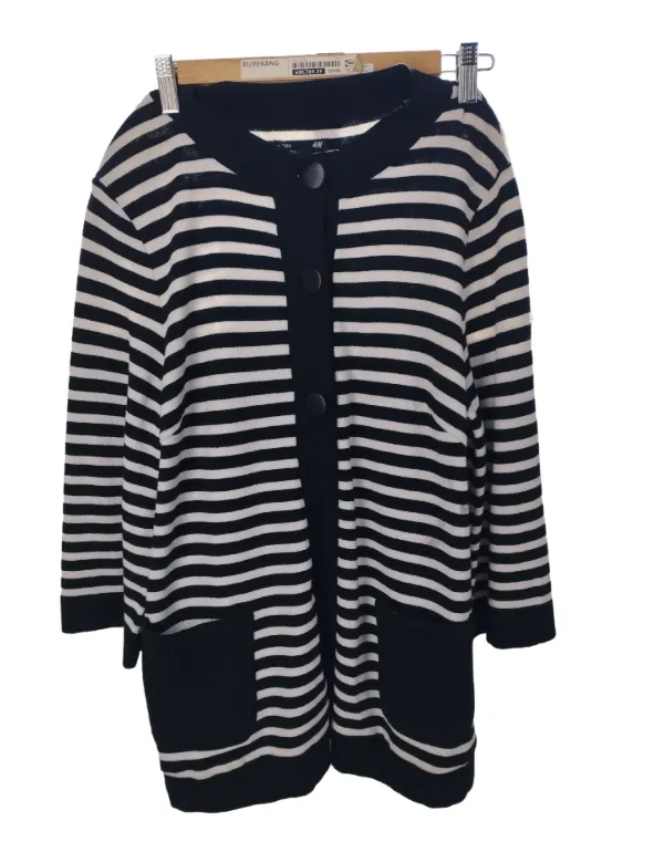 Cardigan a rayas blancas y negras, con botones al frente y bolsillos. Ideal para un look casual y cómodo.