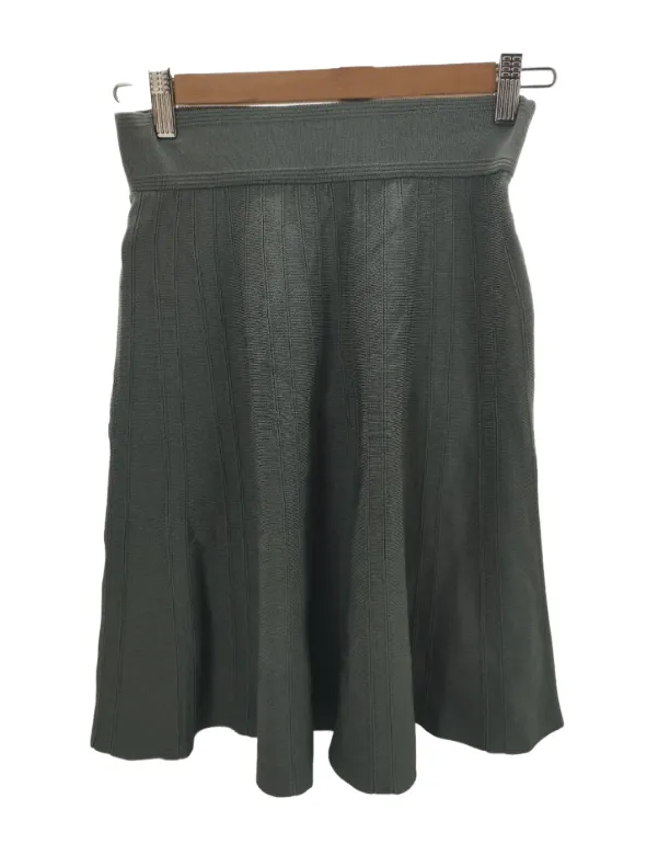 Pollera de H&M, tiro alto, con textura acanalada y corte evasé. Ideal para un look casual y moderno.