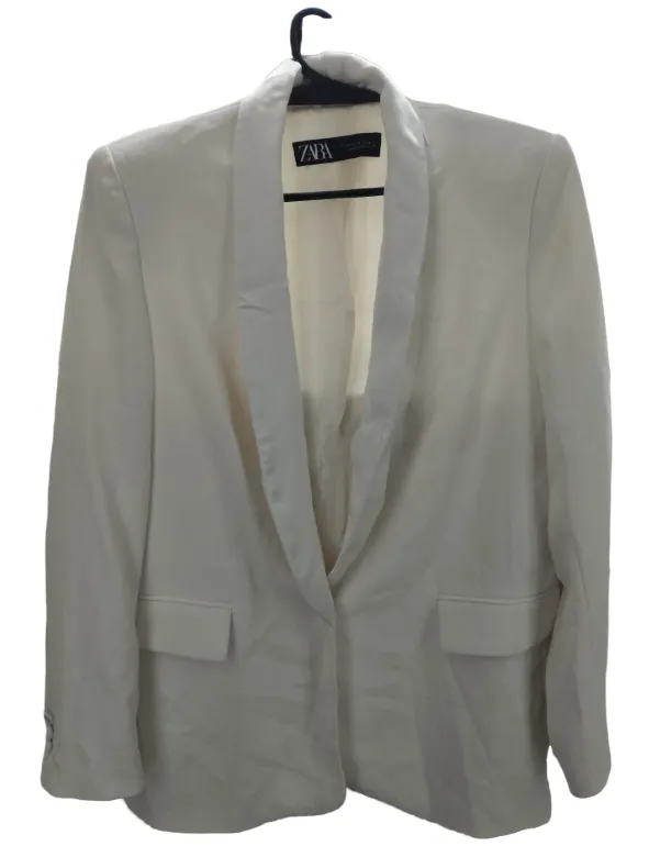 Blazer blanco de vestir, ideal para un look elegante y sofisticado. Perfecto para eventos formales o para darle un toque chic a tu outfit de trabajo. Su corte clásico y color neutro lo hacen súper versátil.