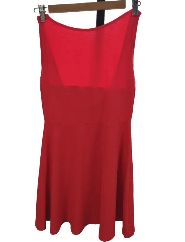 Vestido rojo vibrante, ideal para lucir espectacular en cualquier salida o fiesta. Su diseño sin mangas y corte skater resalta la figura, mientras que su escote pronunciado en la espalda añade un toque de sensualidad. Perfecto para un look moderno y atrevido.