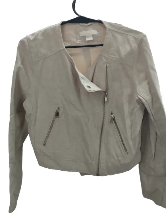 Campera estilo biker de H&M, color crudo, con detalles de cierres metálicos y solapa cruzada. Ideal para un look canchero y moderno.